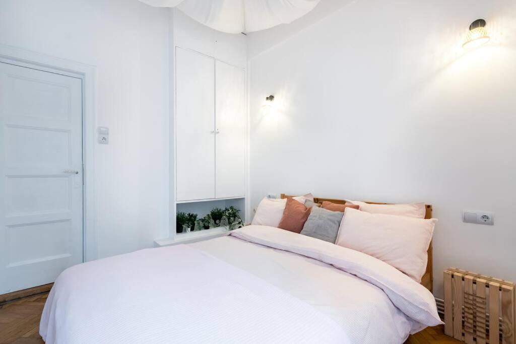 Downtown Cozy Apartment Old Town Bucarest Esterno foto